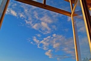 На севере Волгограда 57-летний мужчина погиб при мытье окон