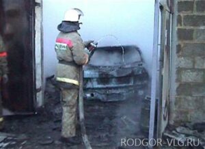 В Волгограде 2 рабочих пострадали при пожаре в автомастерской