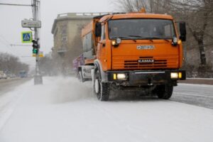 70 машин обрабатывали волгоградские дороги от гололеда