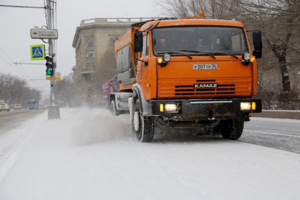 70 машин обрабатывали волгоградские дороги от гололеда