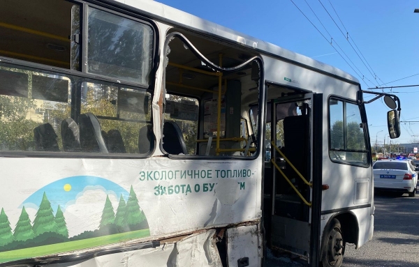 В Волгограде грузовик столкнулся с рейсовым автобусом