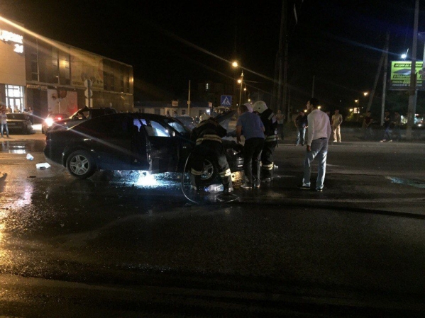 В Волгограде ночью загорелась иномарка – видео