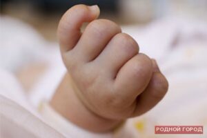 Новорожденную девочку нашли у подъезда дома в Волгоградской области