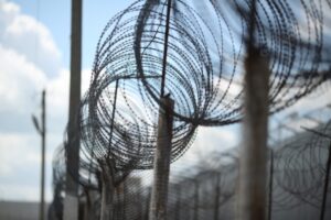 Волгоградец убил товарища табуреткой из-за долга в 100 рублей