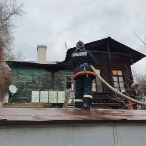 В Волгограде горела кровля жилого дома