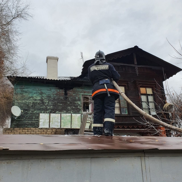 В Волгограде горела кровля жилого дома