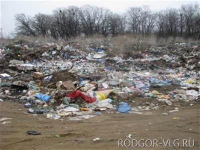 В Советском районе Волгограда на берегу пруда жители устроили свалку