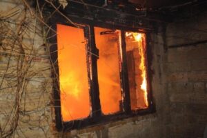 В Дубовке при пожаре в частном доме пострадали двое взрослых и ребёнок