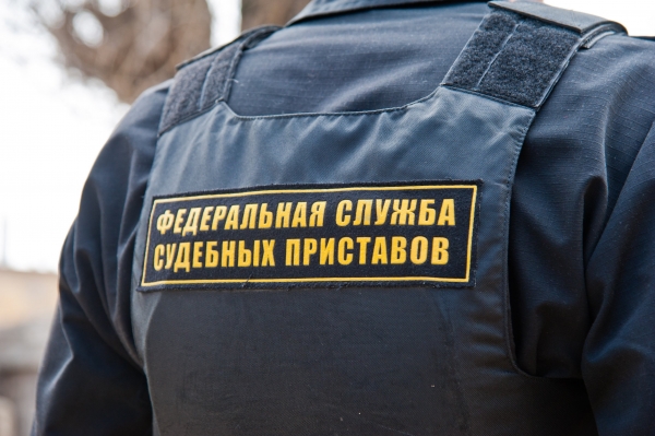 Волгоградские приставы выследили и арестовали машину должницы