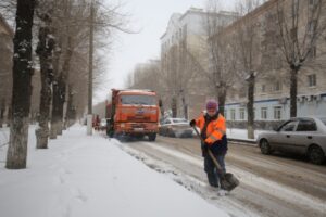 80 машин спецтехники очищали волгоградские дороги от ледяного дождя