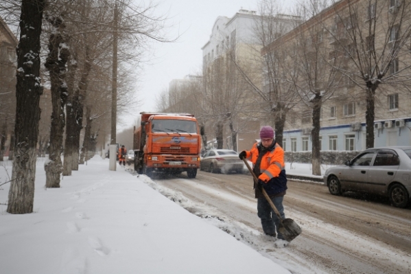 80 машин спецтехники очищали волгоградские дороги от ледяного дождя