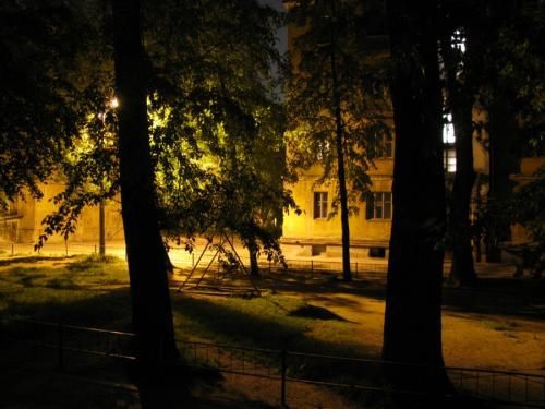 В центре Волгограда родители бросили ночью на улице двоих детей