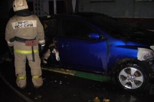 В Волгограде ночью сожгли 2 иномарки