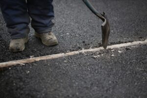 На юге Волгограда асфальтируют улицу Электролесовскую