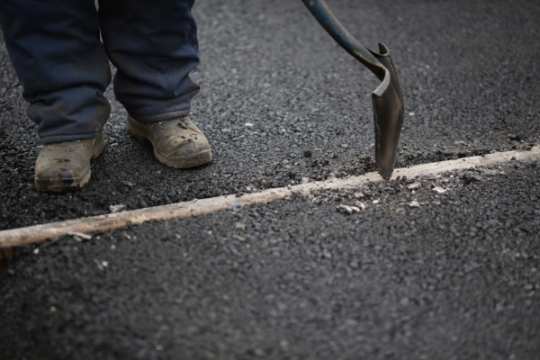 На юге Волгограда асфальтируют улицу Электролесовскую