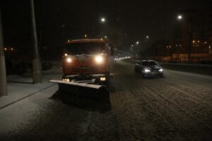 На уборку волгоградских улиц после сильного снегопада вышли 50 спецмашин