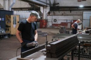 В Волгоградской области работодатели готовы платить слесарям свыше 200 тысяч рублей