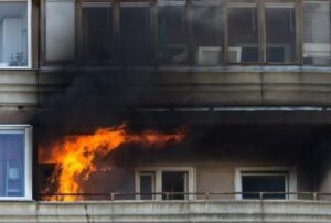 На севере Волгограда в 16-этажном доме загорелся балкон