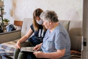 Пожилые волгоградцы и инвалиды получают помощь соцработников на дому