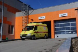 В Волгограде автомобиль влетел в остановку и перевернулся