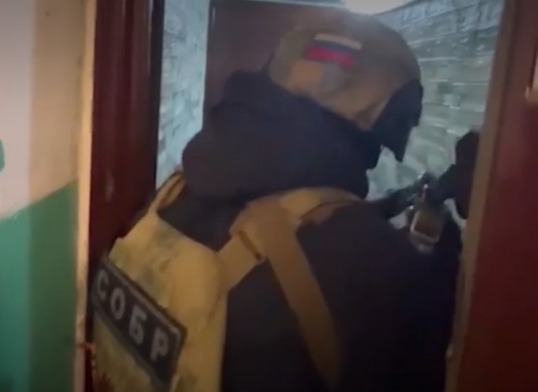 Подозреваемых в краже более 7 млн рублей у участника СВО доставили в Волгоград