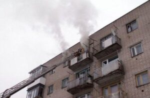В Котельниково из горящего дома эвакуировали 60 человек
