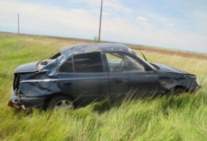 Под Волгоградом перевернулся автомобиль: двое пострадавших
