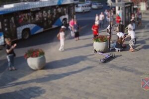 В Волгограде на камеры попало, как 15-летняя самокатчица сбила женщину-пешехода