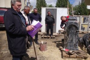 В центре Волгограда возле храма нашли купеческое надгробие XIX века