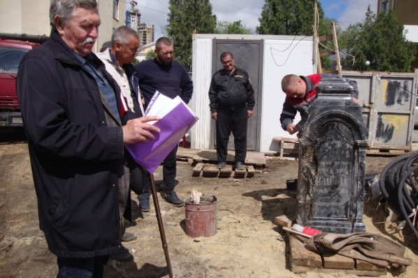 В центре Волгограда возле храма нашли купеческое надгробие XIX века