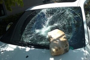 Девушка разбила в Волгограде чужую иномарку для привлечения внимания