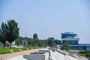 В сквере у «Гасителя» в Волгограде вандалы украли два шезлонга
