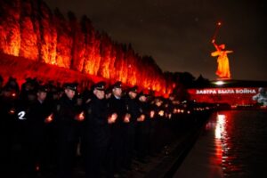 Волгоградские полицейские провели акцию «Завтра была война» на Мамаевом кургане