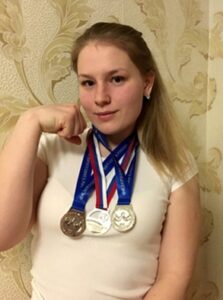 Силачка из Средней Ахтубы завоевала 3 серебряных медали на первенстве страны по армрестлингу