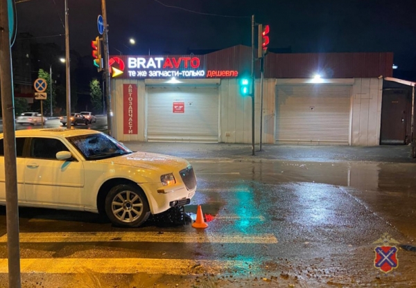 Автомобиль «Крайслер» попал колесом в люк в центре Волгограда