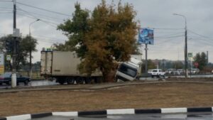 В Кировском районе Волгограда большегруз сложился пополам