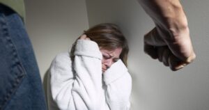 В Волгограде сожитель жестоко избил металлическим стулом девушку