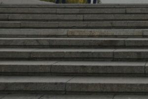 В Краснооктябрьском районе Волгограда реставрируют лестницу вдоль улицы Титова