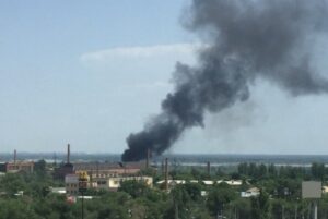 В Волгограде у завода «Баррикады» горели бочки с нефтепродуктами