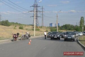 В Волгограде мотоциклист наехал на бордюр
