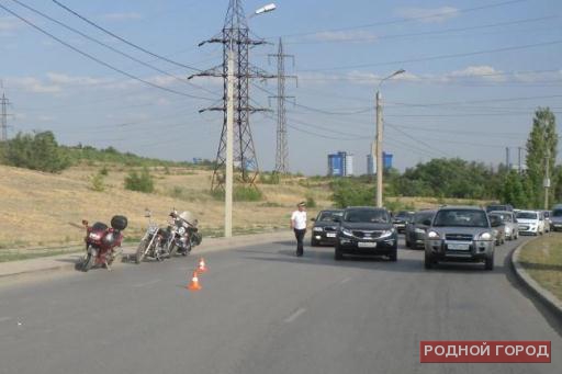 В Волгограде мотоциклист наехал на бордюр