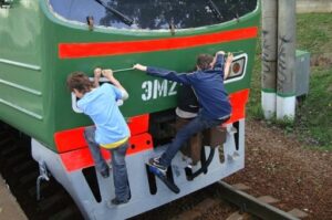 По иску волгоградской прокуратуры видеоролик о зацепинге запрещён в РФ