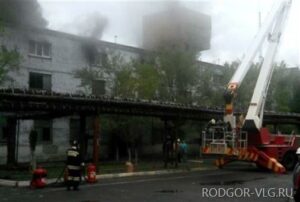 В Волгограде при пожаре на алюминиевом заводе спасли 20 рабочих