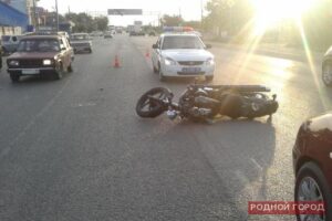 В Волгограде 19-летний водитель на иномарке столкнулся с мотоциклом