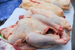 В Волгограде не допустили продажи 6 тонн просроченного куриного мяса