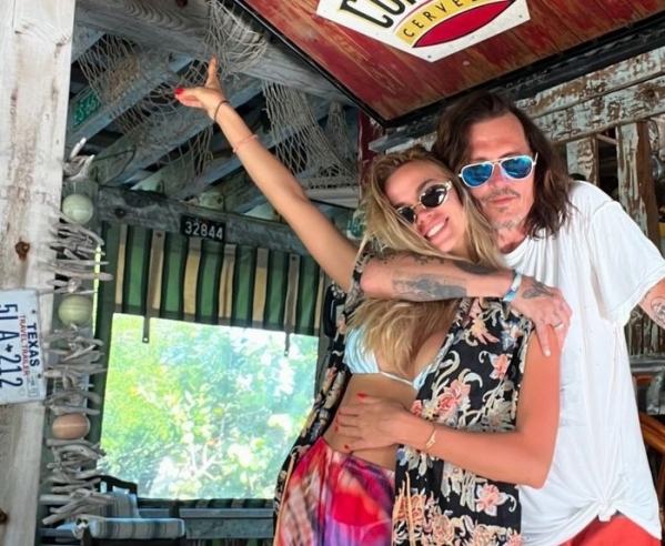 Модель Юлия Власова объявила о помолвке