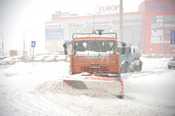 70 спецмашин борются с гололедицей в Волгограде