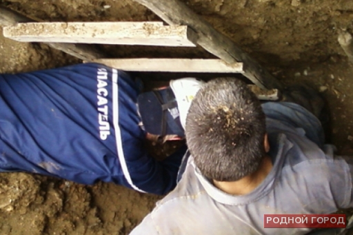 В Волгограде на стройке рабочих придавило плитой: один погиб