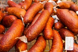 Жительнице Волгограда продали колбасу с куском металла внутри