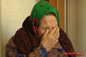 В Волгограде 63-летнюю пенсионерку избили и ограбили на остановке